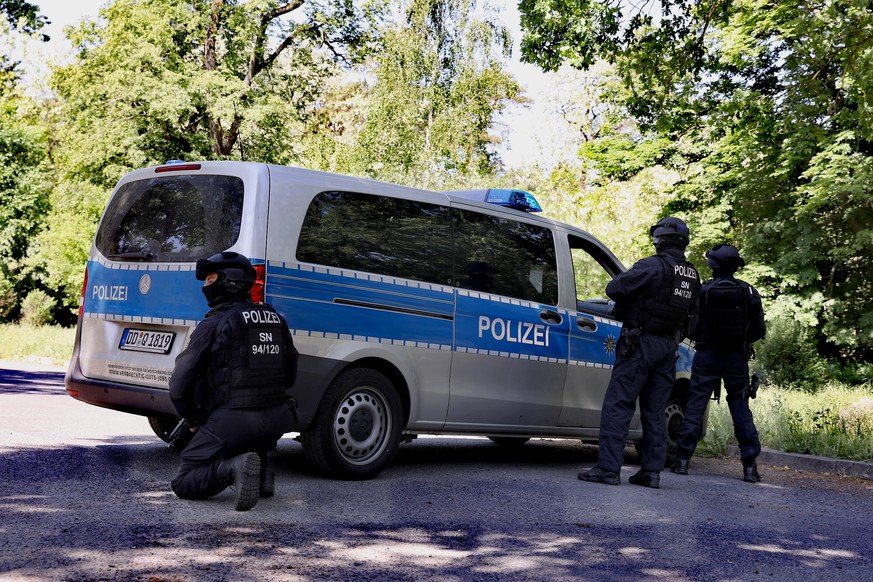 Einsatzkräfte am Montag im Einsatz in Königsbruck bei Dresden. 