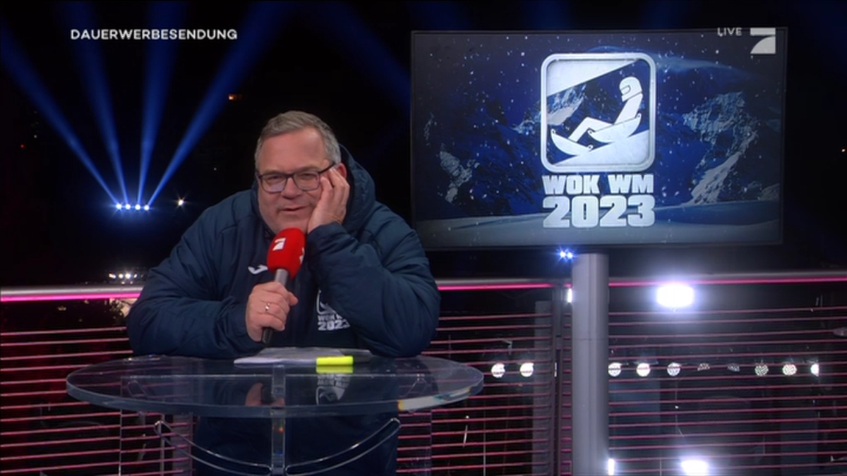Elton wirkt gelangweilit von seiner eigenen Sendung.