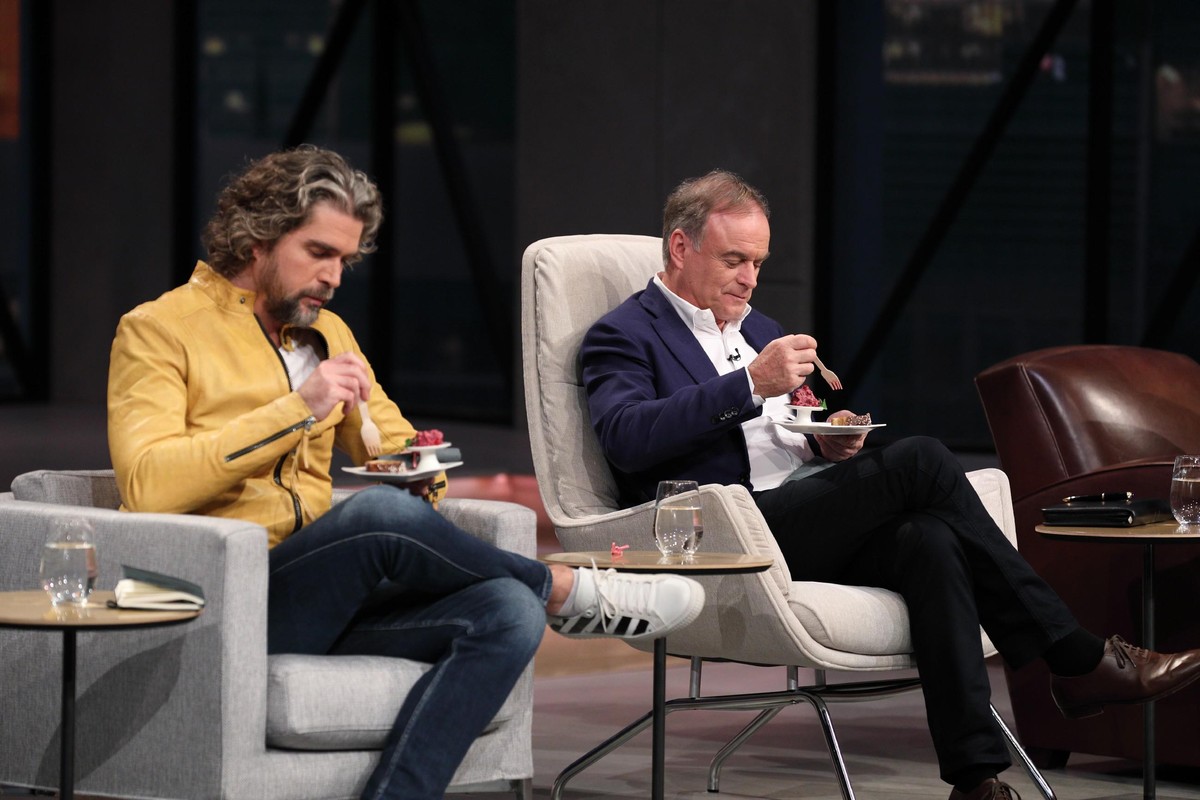 Investor Ralf Dümmel nimmt die Wasserwaage mit Flügel von &quot;FLÜWA&quot; genau unter die Lupe. Die Verwendung des sendungsbezogenen Materials ist nur mit dem Hinweis und Verlinkung auf TVNOW gestat ...