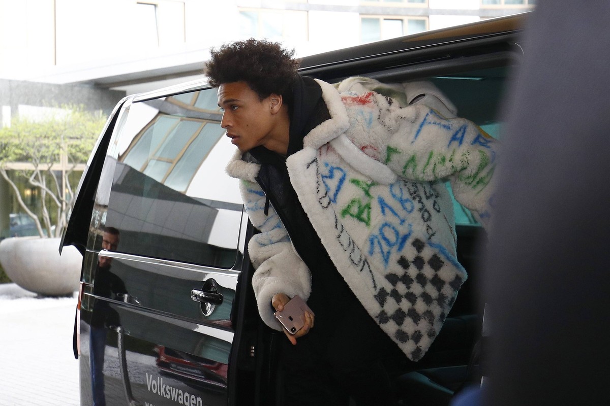 18.03.2019, Hotel Ritz Carlton, Wolfsburg, Ankunft der Nationalspieler am Hotel vor dem Laenderspiel gegen Serbien, im Bild Leroy Sane in Eisbaerendisign Jacke Deutsche Nationalmannschaft *** 18 03 20 ...