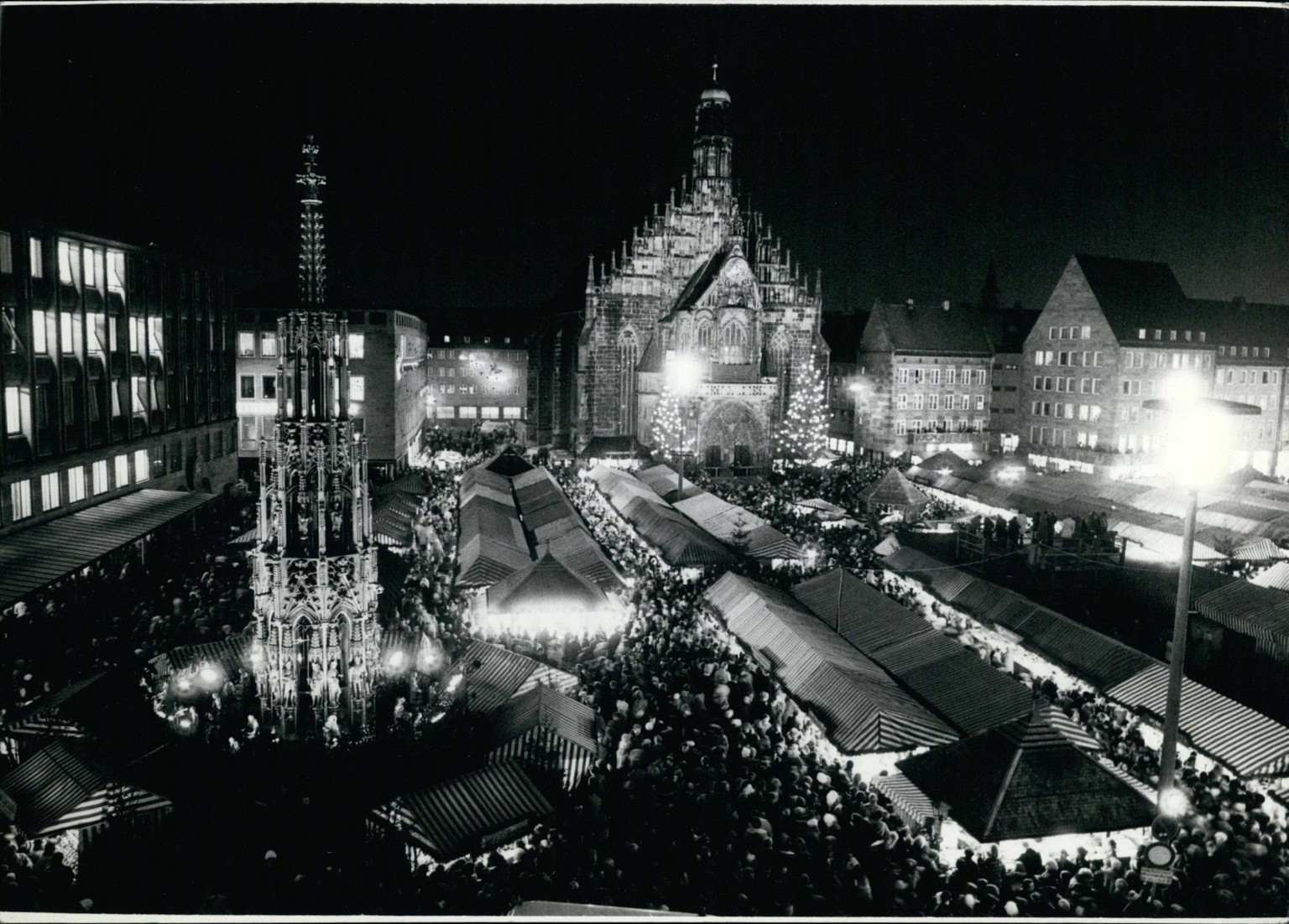 Nov. 11, 1977 - Opening of the Christkindlmarkt in Nurembergh: Up to the best advantage.: shows here itself the Christkindlesmarkt in Nuremberg (FRG). In front of the festivly floodlit Frauenkirche is ...
