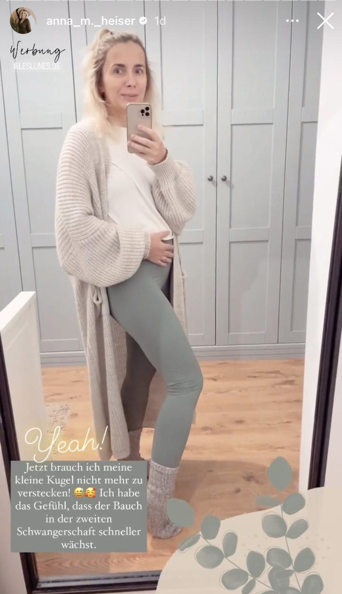 Hier zeigt Anna ihren Babybauch.