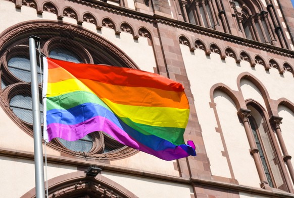 Eine Regenbogenfahne weht an der an der Herz-Jesu-Kirche in Freiburg . Foto: Winfried Rothermel