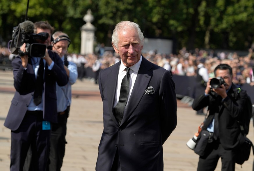 09.09.2022, Großbritannien, London: König Charles III. kommt vor dem Buckingham-Palast an. Der neue König und seine Frau waren aus Schottland zurückgekehrt, wo Charles&#039; Mutter, Königin Elizabeth  ...