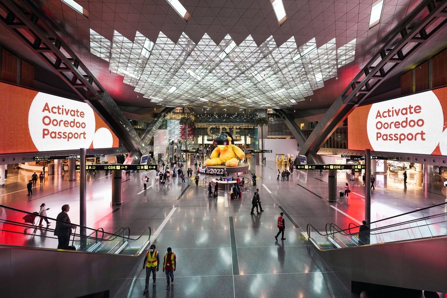 Doha, Quatar, 06.04.2022: Innenansicht des Terminals im Hamad-International-Airport in Doha, Katar. *** Doha, Qatar, 06 04 2022 Interior view of the terminal at Hamad International Airport in Doha, Qa ...