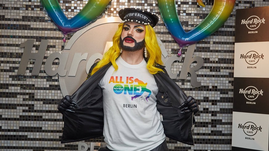 Bambi Mercury - Dragqueens stellen die Pride-Kollektion des Hard Rock Caf Berlin am 01.07.2020 in Berlin vor. Sie ist in Zusammenarbeit mit The Mercury Phoenix Trust zu Ehren von Freddie Mercury entst ...