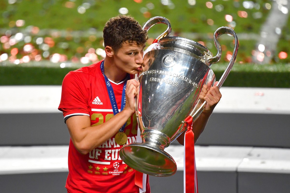 Benjamin PAVARD (Bayern Muenchen) mit Cup,Pokal,Trophaee,trophy, Siegerehrung Lissabon, 23.08.2020, Estádio da Luz, FC Paris Saint Germain vs. FC Bayern München Fussball, UEFA Champions League Finale  ...