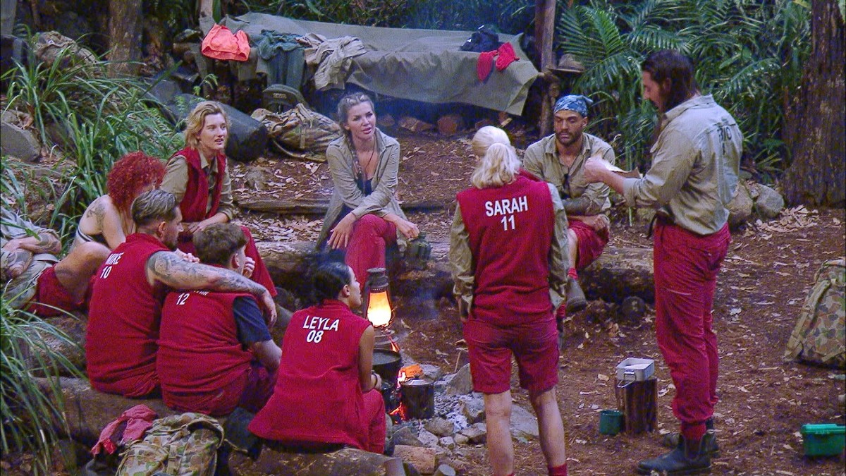 ACHTUNG: SPERRFRIST FÜR ALLE MEDIEN BIS ZUM SHOWENDE, MITTWOCH, 24.01.2024, 24:00 UHR !!! Tag 6 im Camp. Fabio Knez (r.) holt einen Zettel aus dem Dschungeltelefon welchen er am Lagerfeuer der Gruppe ...