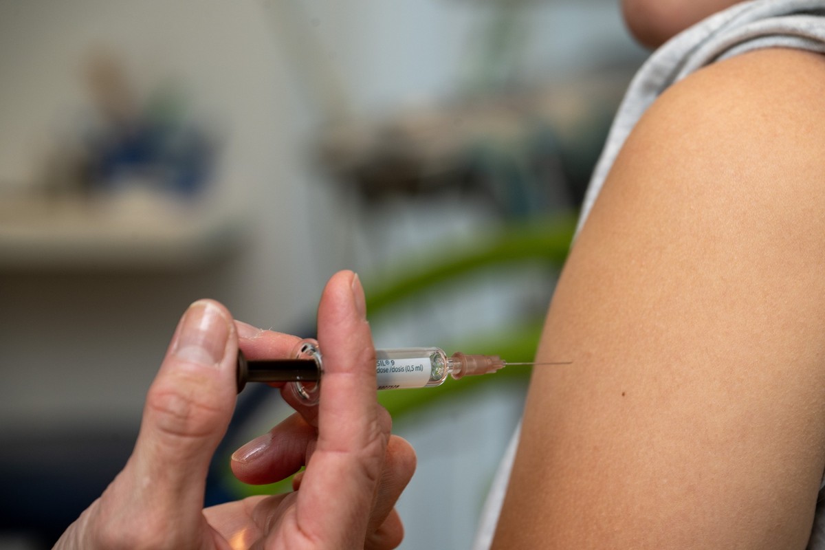 ARCHIV - 12.12.2023, Bayern, Planegg: Eine Gynäkologin setzt bei der HPV-Impfung in einer Frauenarztpraxis eine Injektion in den Oberarm einer Jugendlichen. (zu dpa: «EU-Staaten wollen sich stärker fü ...