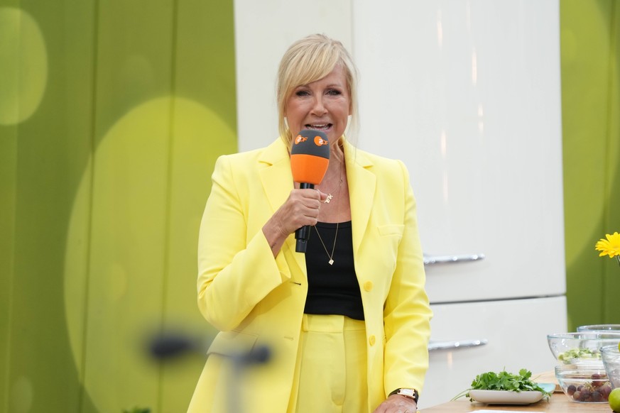 ZDF - Fernsehgarten. Moderatorin Andrea Kiwi Kiewel in der Unterhaltungsshow ZDF Fernsehgarten am 05.05.2024 in Mainz. Mainz ZDF - Fernsehgarten Rheinland-Pfalz *** ZDF Fernsehgarten presenter Andrea  ...