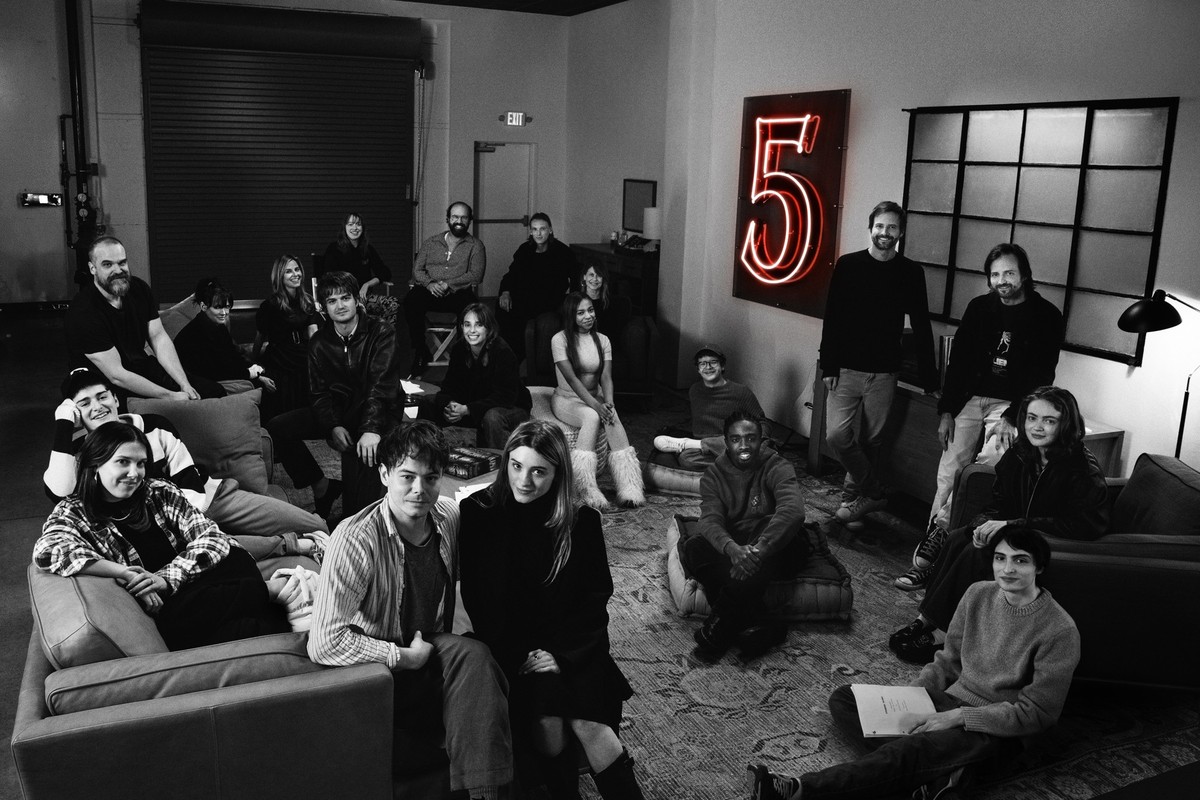 STRANGER THINGS. (L to R) Noah Schnapp, Millie Bobby Brown, David Harbour, Winona Ryder, Cara Buono, Joe Keery, Amybeth McNulty, Charlie Heaton, Brett Gelman, Maya Hawke, Natalia Dyer, Jamie Campbell  ...