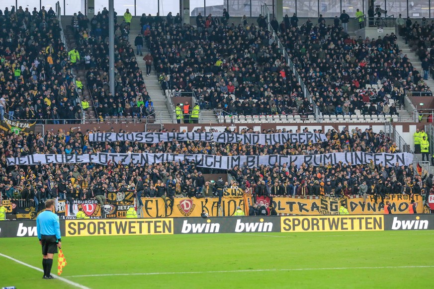 "Ihr müsst heute Abend hungern, weil eure Fotzen mit euch im Block rumlungern". Eine Anspielung darauf, dass es in St. Pauli auch eine weibliche Ultra-Szene gibt – was in Dresden belächelt wird.