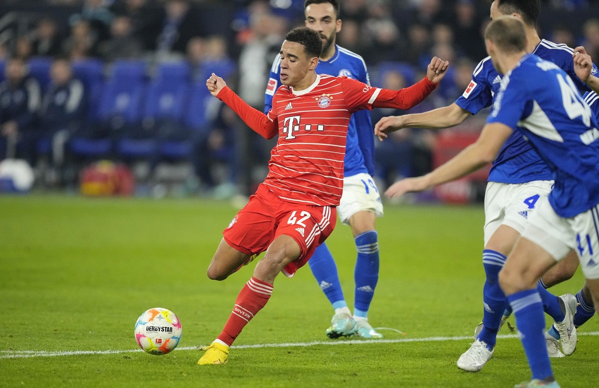 Bayern&#039;s Jamal Musiala controls the ball during the German Bundesliga soccer match between FC Schalke 04 and Bayern Munich in Gelsenkirchen, Germany, Saturday, Nov. 12, 2022. (AP Photo/Martin Mei ...