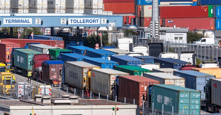 LKWs liefern in Hamburg Container zum Tollerort-Terminal, um Containerschiffe zu beladen. (Archivbild)