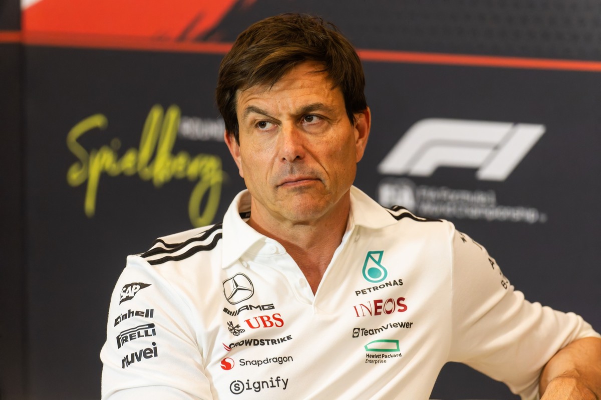 27.06.2025, Österreich, Spielberg: Toto Wolff, Teamchef von Mercedes-AMG Petronas Formula One Team, sitzt während einer Pressekonferenz auf einem Sofa. Der große Preis von Österreich wird an diesem Wo ...