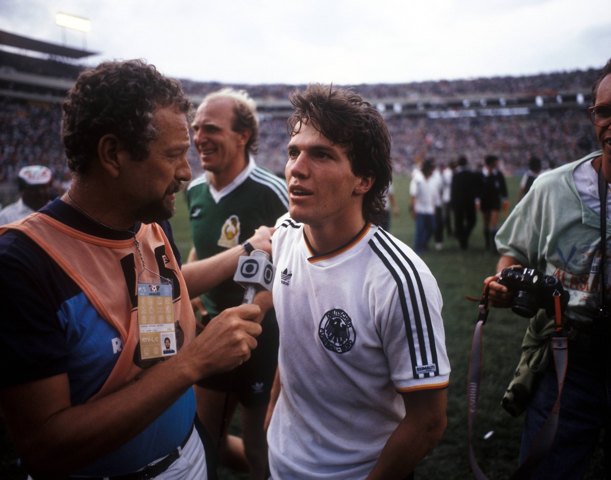 Bildnummer: 10402360 Datum: 21.06.1986 Copyright: imago/Pressefoto Baumann
BR Deutschland - Mexiko 4:1 n.E. - Lothar Matth�us (re.), Dieter Hoene� (2.v.li., beide BRD) und ein Journalist; 170106 Fuss ...