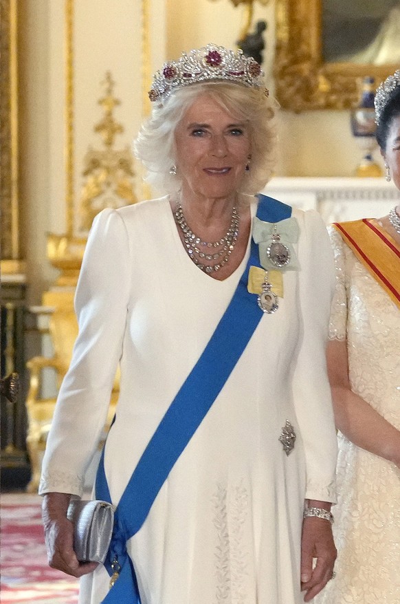 26.06.2024, Gro�britannien, London: K�nigin Camilla von Gro�britannien tr�gt den neuen Familienorden des K�nigs beim japanischen Staatsbankett. Bei der glanzvollen Veranstaltung im Ballsaal des Buckin ...
