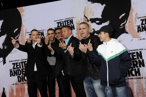 Bushido mit Arafat Abou Chaker (3.v.li.), Kay One (3.v.r.), Fler (2.v.r.), Nyze (L) und die Hauptdarsteller bei der Ankunft zur Kinopremiere von - Zeiten ändern Dich - am 3.2.2010 in Berlin PUBLICATIO ...