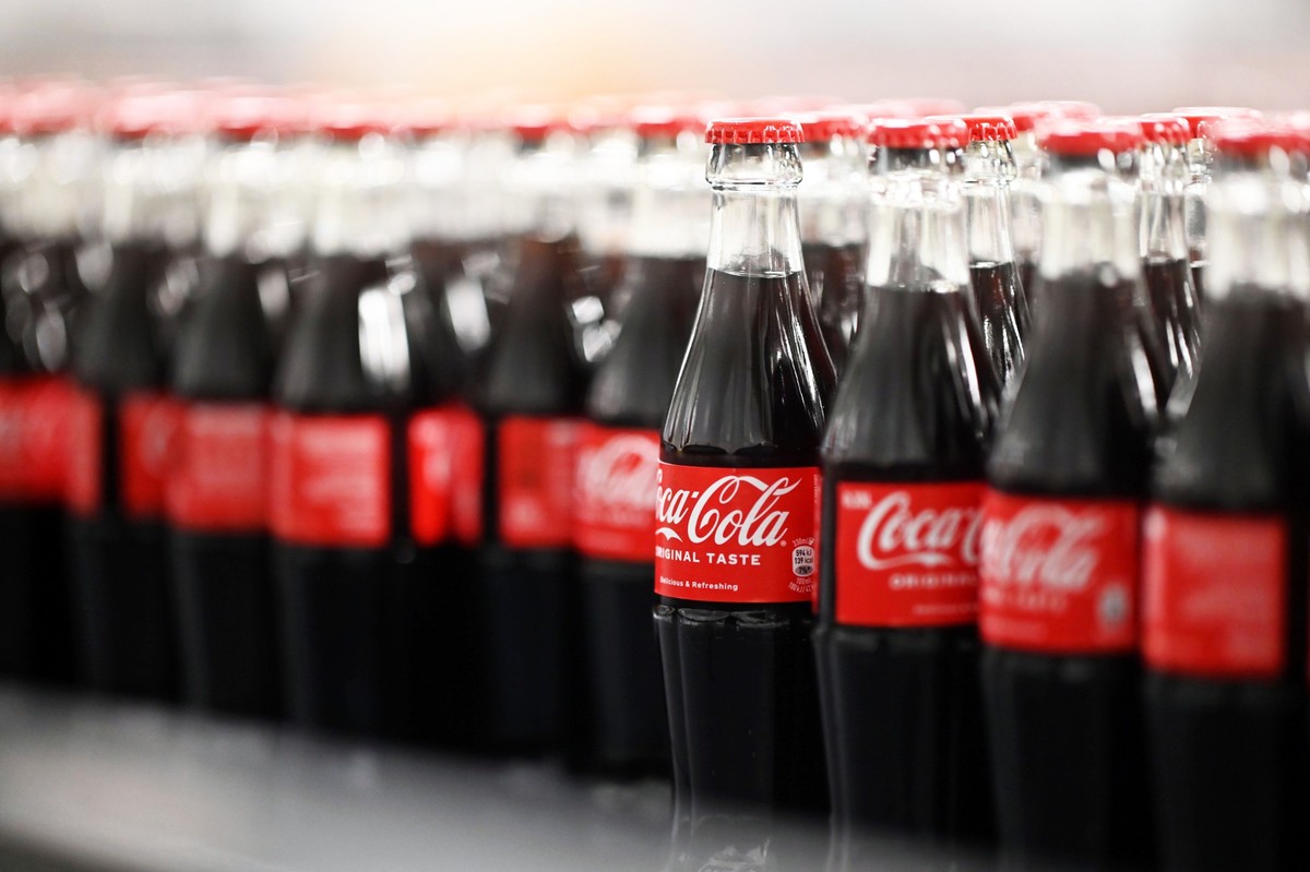 PRODUKTION - 04.08.2023, Baden-Württemberg, Mannheim: Am Produktionsstandort Mannheim von Coca-Cola Europacific Partners - CCEP Deutschland GmbH werden abgefüllte 0,33 Liter Mehrweg Glas Coca-Cola Fla ...
