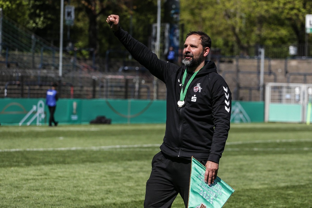 Fussball, DFB Pokal der Junioren Saison 2022 / 2023 Finale FC Schalke 04 - 1.FC Köln 30.04.2023, Karl-Liebknecht Stadion Potsdam Stefan Ruthenbeck Trainer 1. FC Koeln Potsdam Karl-Liebknecht-Stadion B ...