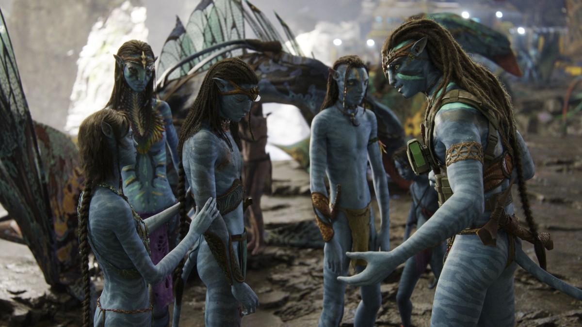 (L-R): Kiri, Neytiri, Neteyam, Lo&#039;ak, Tuk, and Jake Sully in 20th Century Studios&#039; AVATAR: THE WAY OF WATER. Photo courtesy of 20th Century Studios. © 2022 20th Century Studios. All Rights R ...