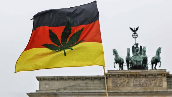 Cannabis Demo Berlin, 22.04.2020 - Die Deutschlandflagge bedruckt mit dem Bild einer Cananbis Pflanze flattert waehrend einer Demonstration am 20.04, dem weltweiten Aktionstag fuer den legalen Marihua ...