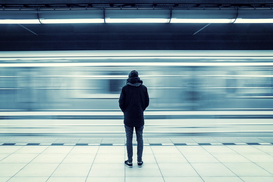 Junger Mann vor U-Bahn