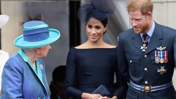 Meghan und Harry sind hier gemeinsam mit Queen Elizabeth II. zu sehen.