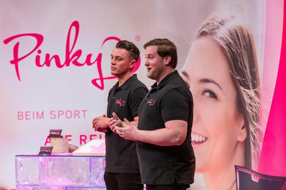 André Ritterswürden (32) und Eugen Raikulow (32) präsentirten ihren Pinky-Handschuh.