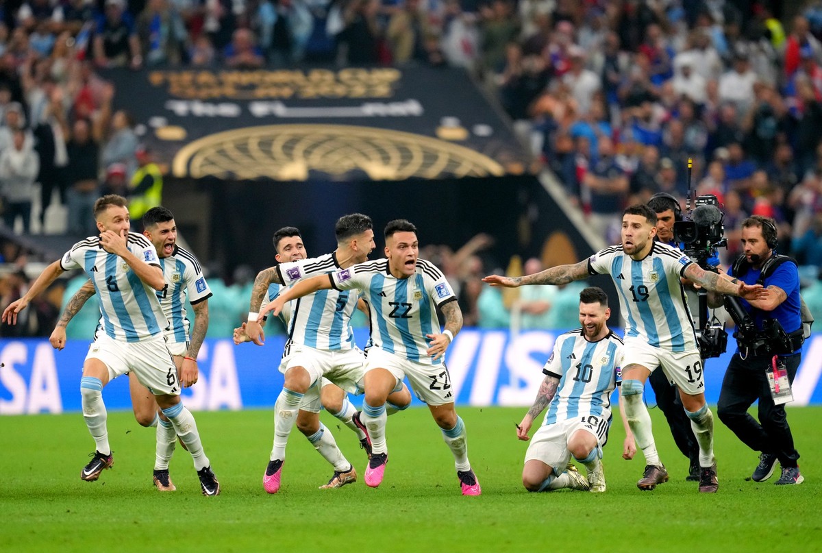 18.12.2022, Katar, Lusail: Fu�ball, WM, Argentinien - Frankreich, Finalrunde, Finale, Lusail Stadion, die argentinischen Spieler feiern nach dem Elfmeterschie�en den Sieg. Foto: Nick Potts/PA Wire/dpa ...