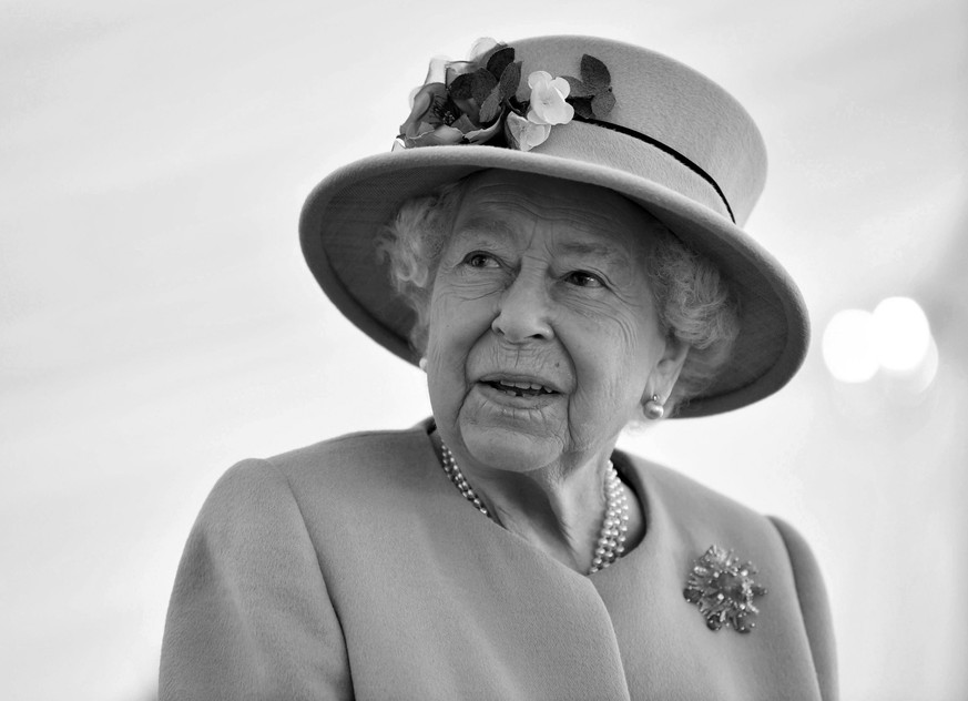 ARCHIV - 15.10.2020, Großbritannien, Porton Down: Die britische Königin Elizabeth II. besucht das Defence Science and Technology Laboratory (DSTL), um sich das Energetics Enclosure und die Ausstellung ...