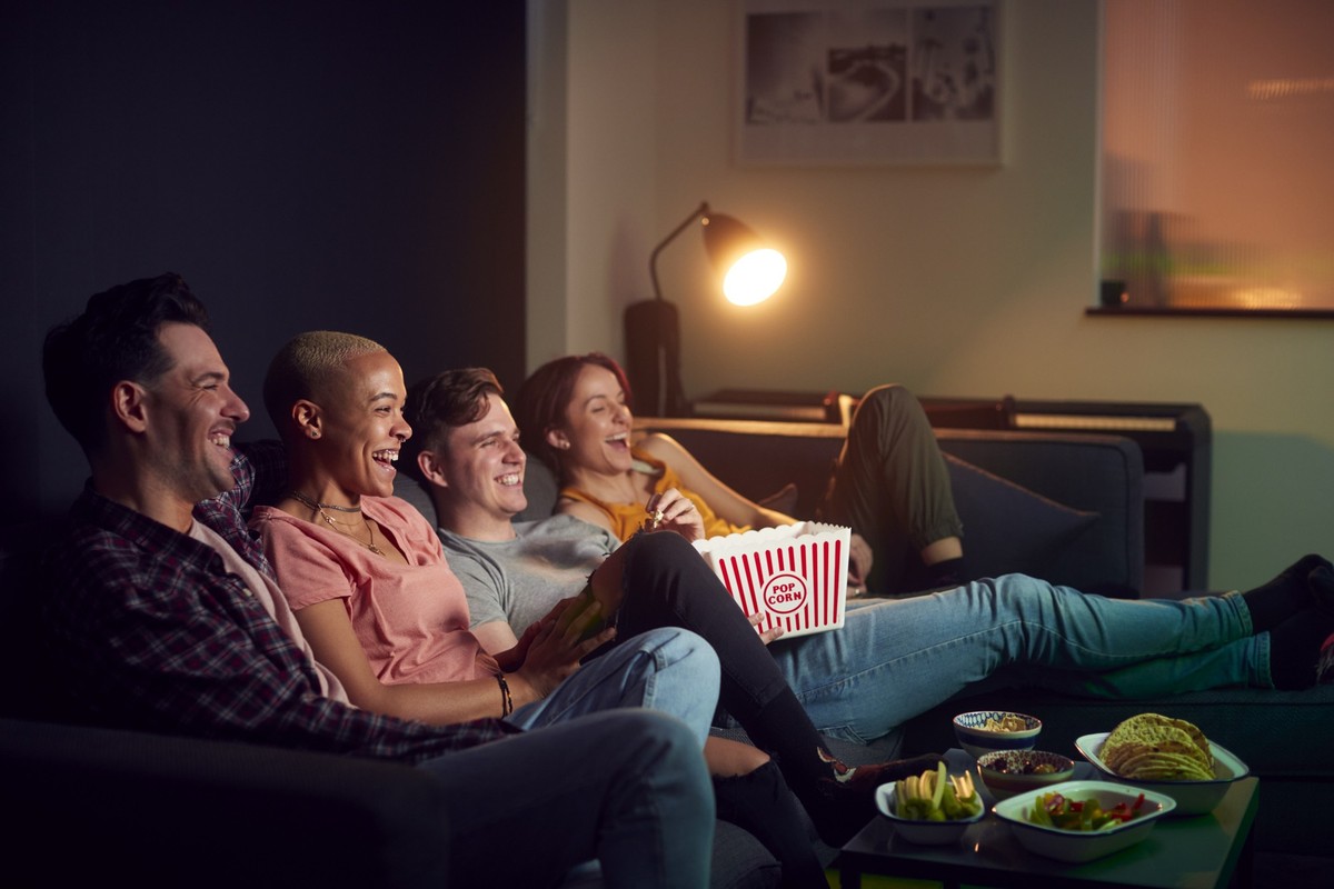 Am besten lädst du auch Männer zu einem feministischen Filmabend ein.