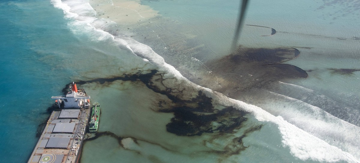 Mauritius, Havariertes Frachtschiff Wakashio droht �lkatastrophe zu verursachen August 11, 2020, Mauritius: Oil leaking from the MV Wakashio, a bulk carrier ship that recently ran aground off the sout ...