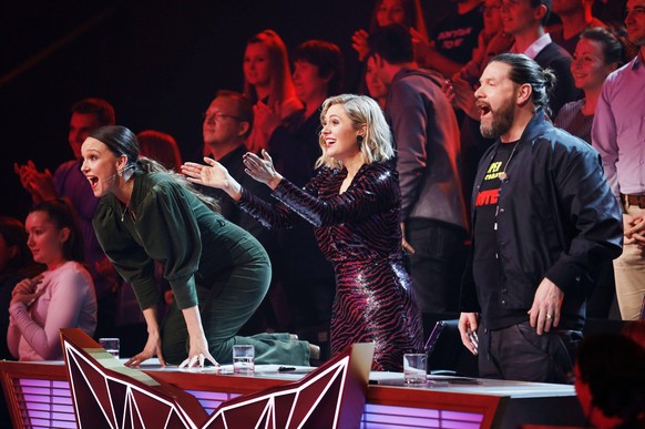 Carolin Kebekus, Ruth Moschner und Rea Garvey in der 1. Live Show der 2. Staffel The Masked Singer 2020 in den MMC Studios Köln-Ossendorf. Köln, 10.03.2020 *** Carolin Kebekus, Ruth Moschner and Rea G ...