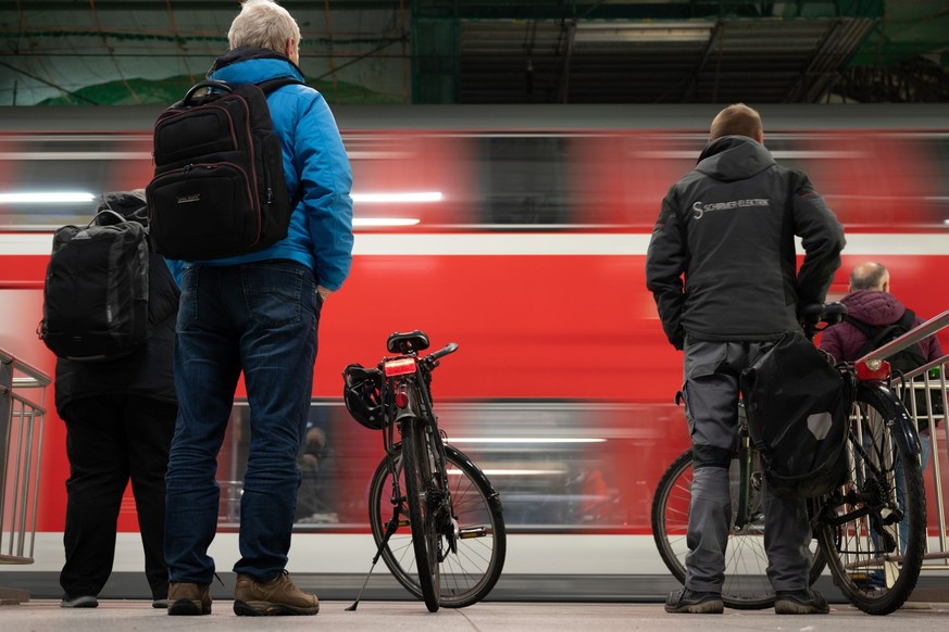 ARCHIV - 28.09.2022, Sachsen, Dresden: Eine S-Bahn der Deutschen Bahn fährt an einem Bahnsteig im Hauptbahnhof. Das geplante 49-Euro-Ticket für den Öffentlichen Personennahverkehr (ÖPNV) ist aus Sicht ...