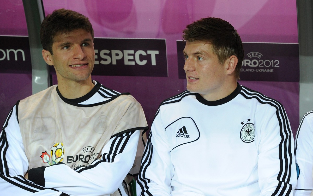 firo Fußball,Fussball, EM Euro 2012 Europameisterschaft: 22.06.2012 Viertelfinale, M26 Deutschland GER - Griechenland GRE 4:2 Thomas Müller, Mueller, GER und Toni Kroos, GER auf der Ersatzbank