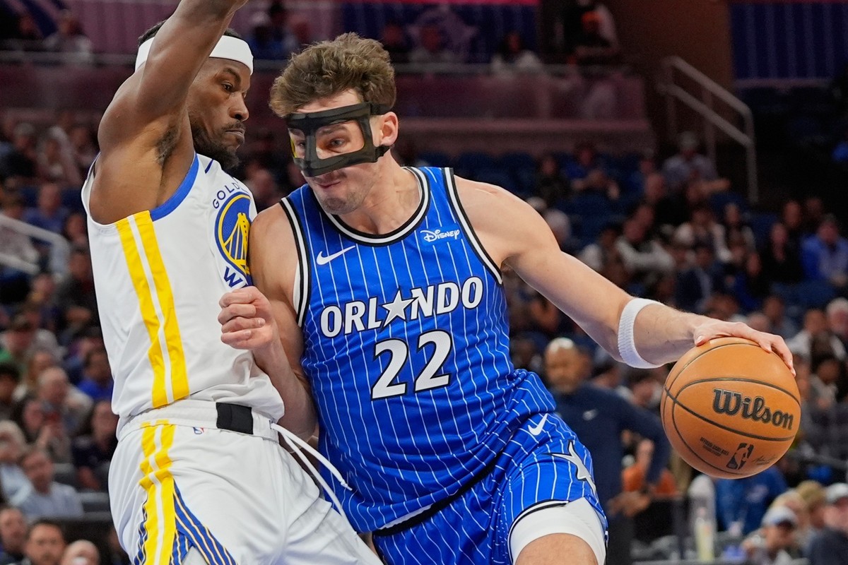 18.11.2025, USA, Orlando: Basketball: NBA, Orlando Magic - Golden State Warriors. Franz Wagner (r), Angreifer der Orlando Magic, umkurvt den Angreifer der Golden State Warriors, Jimmy Butler. Foto: Jo ...