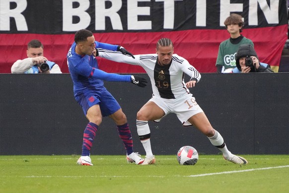 Leroy Sane Deutschland Germany gegen Sergino Dest USA - Hartford 14.10.2023: USA vs. Deutschland, Pratt &amp; Whitney Stadium Hartford, Freundschaftsspiel *** Leroy Sane Germany Germany vs Sergino Des ...