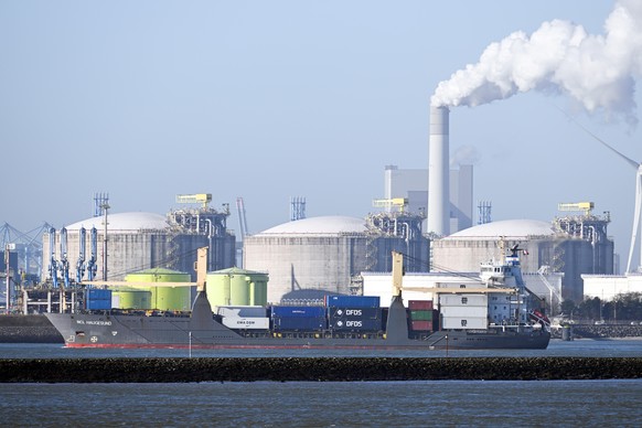 Schiffe fahren vor Lagertanks im LNG-Terminal in den Hafen von Rotterdam. Flüssigerdgas wird mit minus 162 Grad tiefgekühlt, flüssig per Schiff transportiert, angelandet, erwärmt, «regasifiziert» und  ...