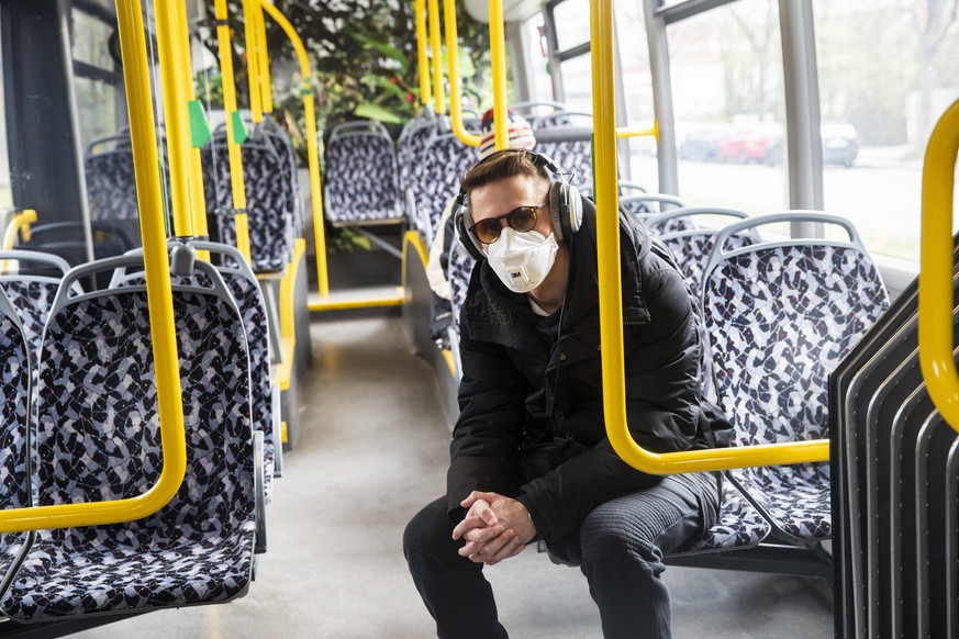 Thomas faehrt in einem BVG Bus mit Mundschutzmaske in Berlin am 19. Maerz 2020. Die Folgen des Coronavirus COVID-19 lassen sich auch in der Stadt vermehrt spueren nachdem der Senat die Schliessung von ...