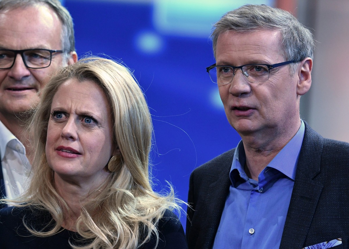 ARCHIV - 14.12.2018, Nordrhein-Westfalen, Köln: Die Moderatornen Barbara Schöneberger und Günther Jauch (r) stehen nach der Aufzeichnung der ARD Show &quot;2018 - Das Quiz&quot; im Studio. (zu dpa «ND ...