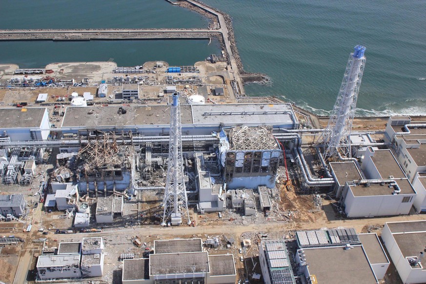 Bildnummer: 55143286 Datum: 24.03.2011 Copyright: imago/AFLO
In this March 24, 2011 aerial photo taken by small unmanned drone and released by AIR PHOTO SERVICE, the crippled Fukushima Dai-ichi nucle ...