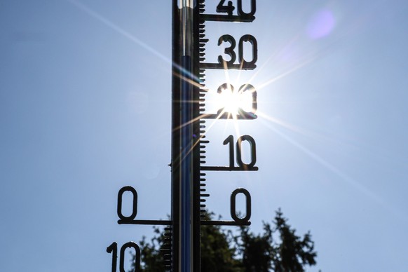 Sonnige Aussichten in Deutschland Symbolbild: Thermometer in der Sonne. Sonnige Wetter-Aussichten in Deutschland am 19.05.2023 in Düsseldorf. * Symbolic image: thermometer in the sun. Sunny weather ou ...