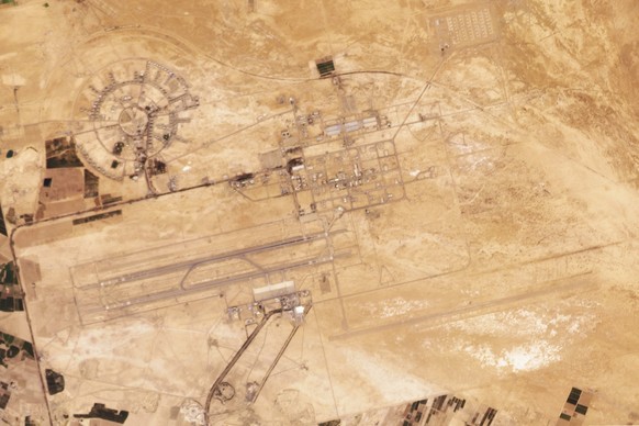 HANDOUT - 18.04.2024, Iran, Isfahan: Dieses Satellitenbild von Planet Labs PBC zeigt den doppelt genutzten zivilen Flughafen und Luftwaffenstützpunkt in Isfahan, Iran am 18. April 2024. Nach dem mutma ...