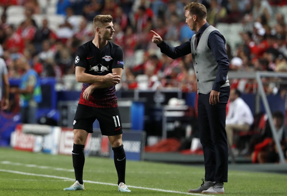 ARCHIV - 17.09.2019, Portugal, Lissabon: Fu�ball: Champions League, Benfica Lissabon - RB Leipzig, Gruppenphase, Gruppe G, 1. Spieltag im Estadio da Luz. Timo Werner aus Leipzig spricht mit dem Leipzi ...
