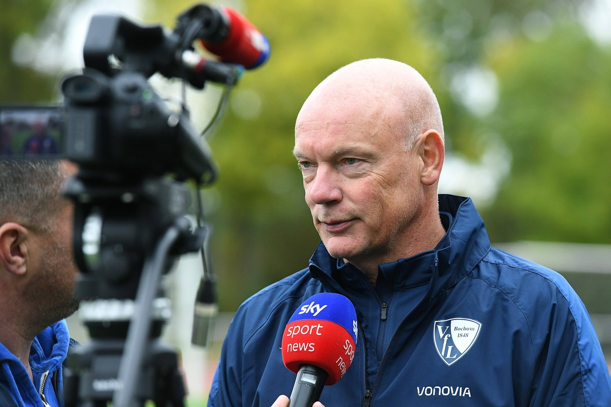 Fu�ball Testspiel VfL Bochum - Alemannia Aachen am 09.10.2025 auf dem Leichtathletikplatz am Vonovia Ruhrstadion in Bochum Uwe R�sler Trainer / Cheftrainer Bochum , rechts - im sky-Interview mit Dirk  ...