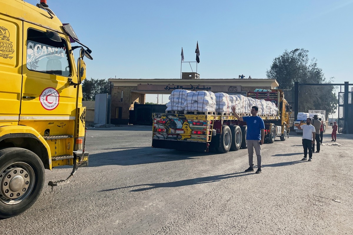 ARCHIV - 27.07.2025, Ägypten, Rafah: Lastwagen mit humanitären Hilfsgütern fahren in den Grenzübergang Rafah zwischen Ägypten und dem Gazastreifen ein. (zu dpa: «Israel: Weitere 220 Lkw mit Hilfsgüter ...
