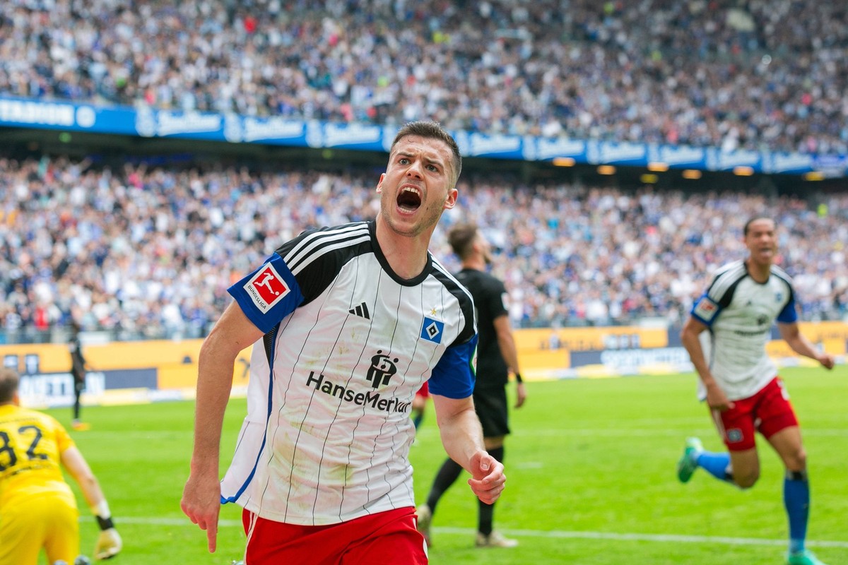 Fu�ball I Herren I Saison 2023-2024 I 2. Bundesliga I 28. Spieltag I Hamburger SV - 1. FC Kaiserslautern I 06.04.2024 Laszlo Benes 8, Hamburger SV jubelt zum 1:0. Hamburg Volksparkstadion Hamburg Deut ...