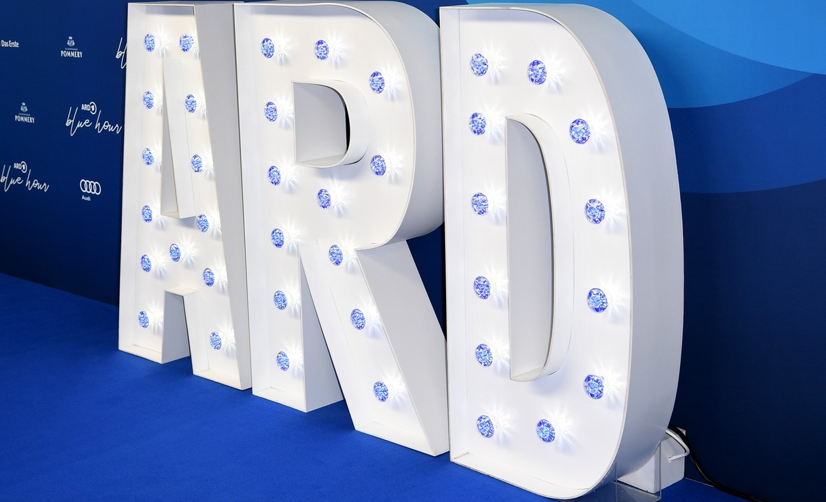 ARCHIV - 21.02.2020, Berlin: 70. Berlinale, Party Blue Hour: Ein übergroßes ARD Logo ist aufgestellt. Die ARD will viele hochkarätige Serien und Filme in Zukunft zuerst streamen und dann erst zu einer ...