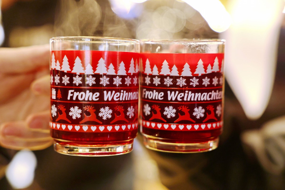 Hübsches Gefäß mit schepperndem Inhalt: Weihnachtsmarkt-Tassen sind netter Kitsch.